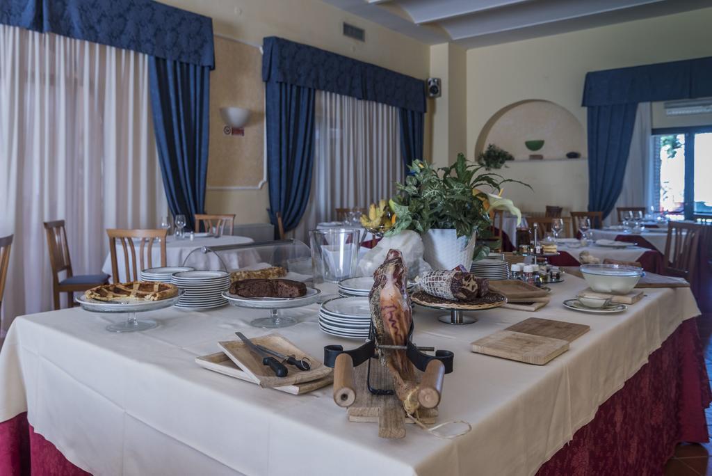 Hotel Villa Del Cardinale Norma ภายนอก รูปภาพ